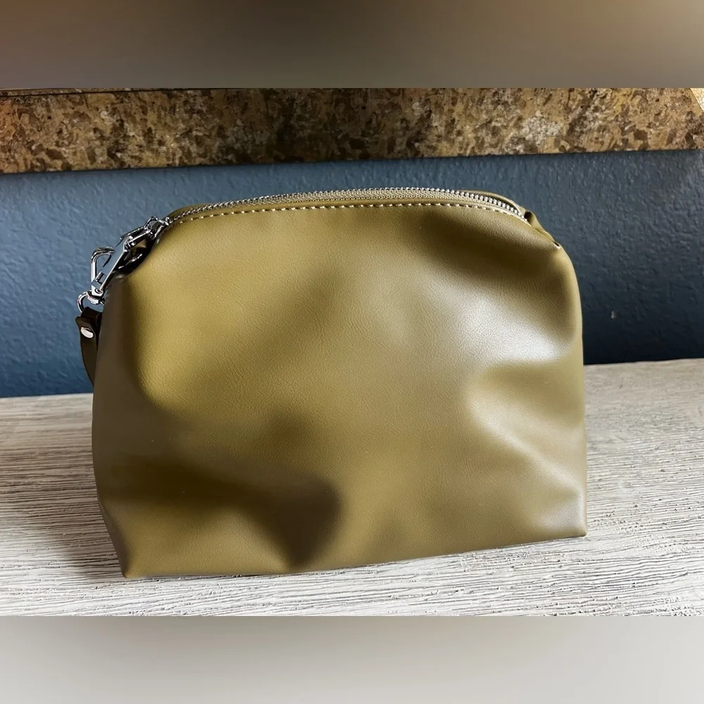 NWOT!!! Miztique Olive Wristlet Clutch